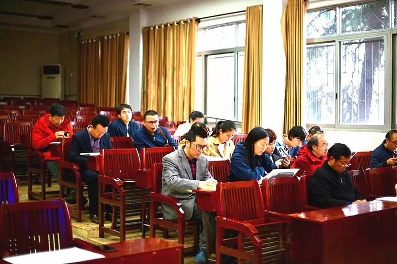 2018級年級組長王亮率領(lǐng)本年級全體班主任參加培訓