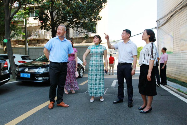 傅軍副市長聽取市四中校長王愛民（穿綠色長裙者）介紹情況，右一為市教育局陳利文局長_副本.jpg