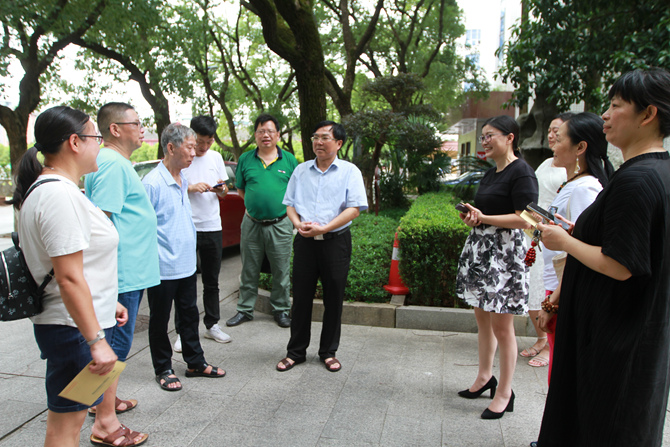 齊湘雄副局長(zhǎng)（中）與劉濤（左一）、唐江（左二）、戴湘慶（左三）親切交談.jpg