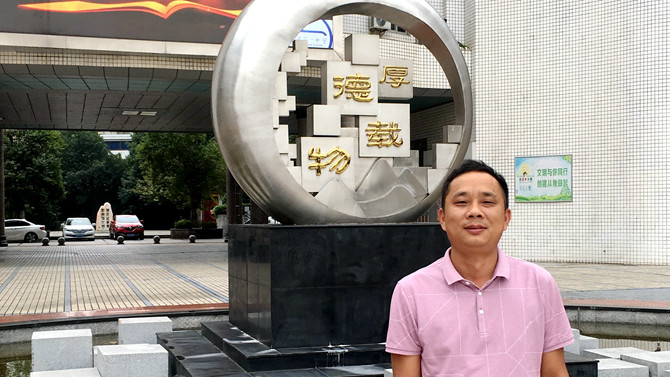 譚志堅(jiān)橫幅裁剪.jpg