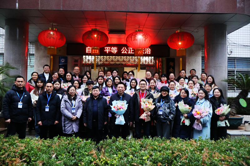湘潭市第一中學(xué)青年教師拜師儀式圓滿(mǎn)舉行